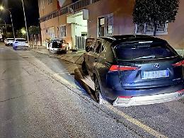 Si schianta contro una vettura in sosta, abbandona l'auto e scappa a piedi