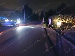 Ciclista investito da un'auto in fuga: rintracciato e denunciato dalla Polizia Locale il conducente