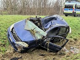 Ragazza carambola fuori strada con l&rsquo;auto, soccorsa dai passanti