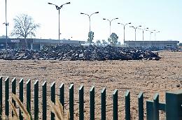 Al via i lavori per smantellare la lottizzazione abusiva, resta il nodo dei negozi in zona agricola