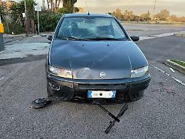 Due sedicenni in monopattino investiti da un'auto nell'area del mercato