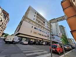 Coppia di anziani trova due stranieri a dormire nell'auto, non volevano uscire