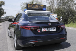Travolto da un'auto mentre cammina a piedi sulla Pontina, gravissimo un uomo
