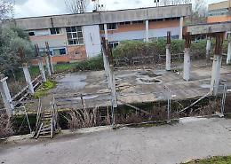Scuola ostaggio del cantiere da 11 anni: "Subito la bonifica"