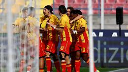 Tre punti d'oro per il Lecce che nel finale supera l'Udinese
