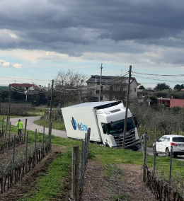 Cisterna, due incidenti in poche ore: camion fuori strada in via Toti