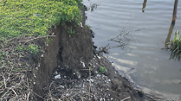 Cedono gli argini in via Mortacino, venti famiglie chiedono aiuto
