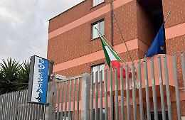 Furto in abitazione, utilizzo indebito di strumenti di pagamento e riciclaggio: denunciati 