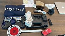 Trovato con una pistola rubata, arrestato dalla polizia
