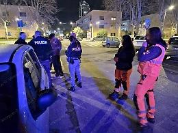 Picchiato e minacciato con un coltello, trentenne rapinato sotto casa 