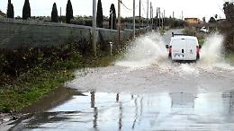 Via del Giglio:  strada pericolosa tra buche e ponte che crolla 