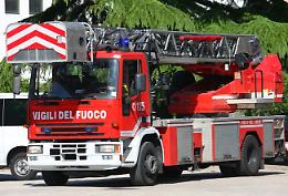 Cade dal tetto mentre lavora a casa, ferito un 63enne