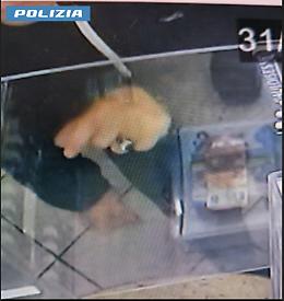 Rapina al tabaccaio a Latina, fermato uno dei presunti aggressori: decisiva un&rsquo;impronta