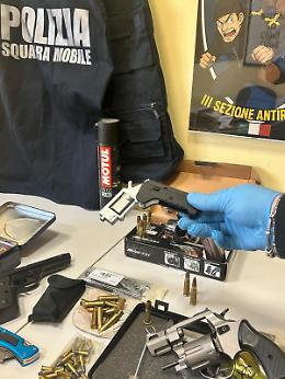 Latina, perquisizione della Squadra Mobile: arrestato un uomo per detenzione abusiva di armi