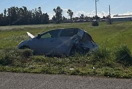 Scontro tra due auto sulla Pontina, una finisce fuori strada