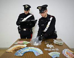 Spaccio di droga e banconote false, arrestati due giovani di 19 e 22 anni