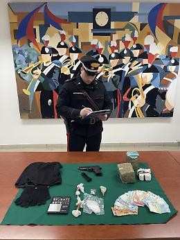 Aprilia, arrestato 20enne per droga e pistola modificata