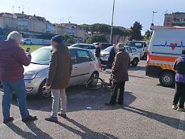 Investito in bici nel parcheggio del centro Agora, soccorso un uomo di 47 anni