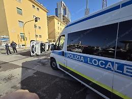 Anziano di 87 anni alla guida urta un'auto ferma e si ribalta