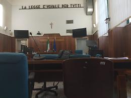 Insegue e sperona l'auto della ex, condannato a 10 anni
