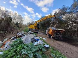 Ancora rifiuti gettati nei canali di Fondi, raccolte tonnellate di materiali