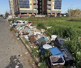  Infiltrazioni, ascensori rotti e rifiuti in strada: palazzi nel degrado nella zona 167 