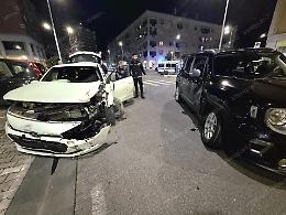 Scontro all'incrocio, soccorsi per una donna e la figlia piccola