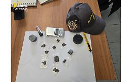 Pusher fermato in piazza grazie ai cani antidroga della Finanza