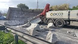 Tir si ribalta, Pontina in tilt verso la Capitale