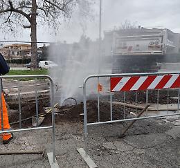 Tubatura rotta durante gli scavi stradali, fiume d&rsquo;acqua tra via Toscanini e via Clementi
