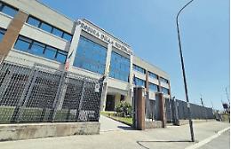 Braccialetto elettronico per un pensionato: ha spiato la moglie con una telecamera