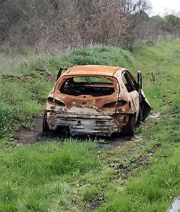 Auto bruciata e rifiuti abbandonati: ancora degrado in via Acqua Solfa