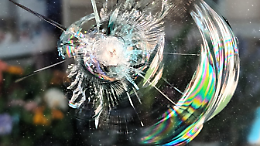 Vetrina presa a martellate ma l&rsquo;assalto notturno alla fioreria fallisce   