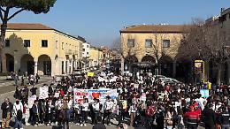 Musica e striscioni, gli alunni della scuola Gramsci in piazza per dire no a bullismo e cyberbullismo 