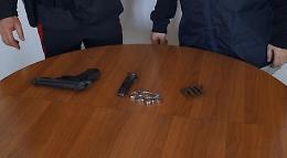 Pistola puntata contro un meccanico dopo una lite: arrestato un 49enne, tre denunciati