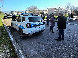 Verifiche nel quartiere Gionchetto a caccia di opere abusive che ostruiscono i canali