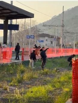 Sezze, scontro tra immigrati alla stazione: lancio di sassi