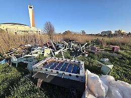Al lido una maxi discarica abusiva di rifiuti speciali