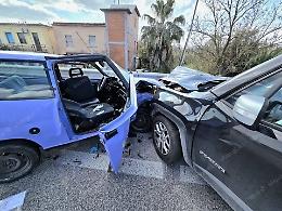 Sbanda e provoca un frontale sulla Pontina, uno dei feriti &egrave; grave