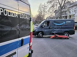 Superando la fila di auto urta un corriere in manovra, ferito centauro adolescente 
