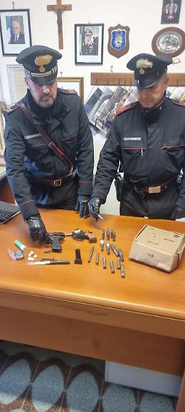 Sonnino: spaccio e arsenale illegale. Arrestato 45enne, denunciato 47enne per favoreggiamento