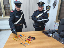 Latina, senza assicurazione e con coltello e attrezzi da scasso: denunciato 56enne