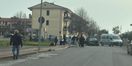 Frontale a Borgo Flora: uomo in codice rosso al Goretti, illesa una famiglia di turisti