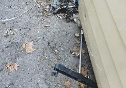 Minore cade sui rifiuti e si ferisce, denuncia in Procura: scarsa vigilanza