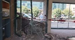 Scontro in via Pontinia a Latina, auto nell'androne di un palazzo 

