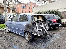 Misterioso rogo in centro, incendiata l'auto di un'anziana 