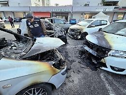Cinque auto a fuoco nella notte, indaga la Polizia
