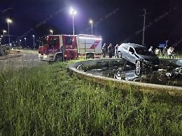 Con l'auto nella fontana della rotatoria, paura per tre giovani