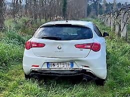 Trovata in un campo l'auto usata dai ladri per speronare la volante della Polizia
