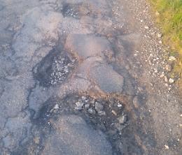 Buche e voragini in via Giannottola, residenti esasperati